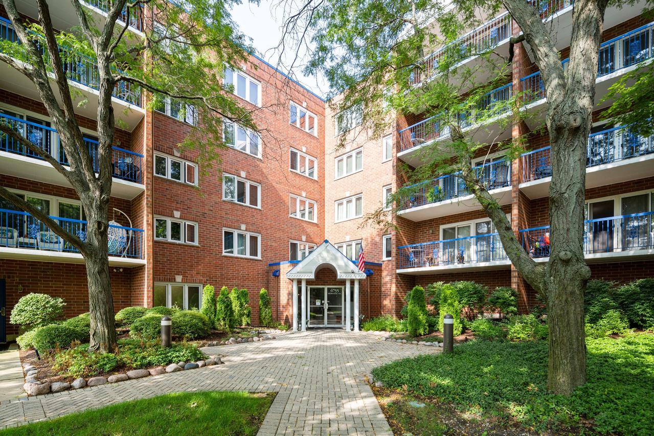 6755 N Milwaukee Ave. #305, Niles, IL 60714