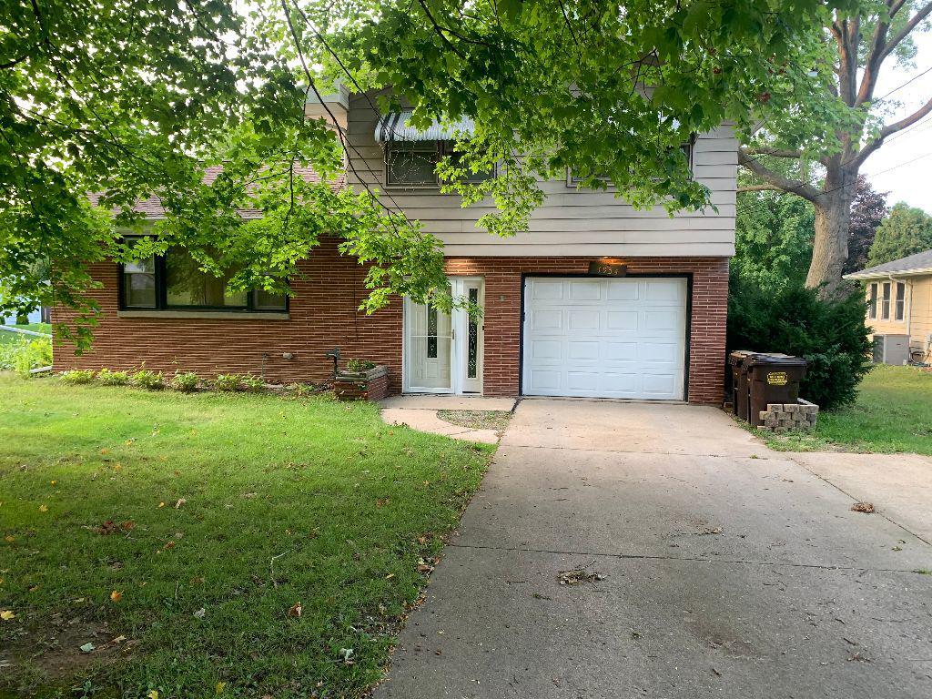 1954 W Laurel St., Freeport, IL 61032