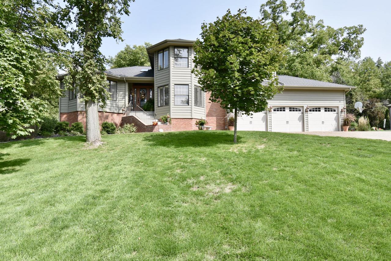 1510 Sweetbriar Dr., Bloomington, IL 61701