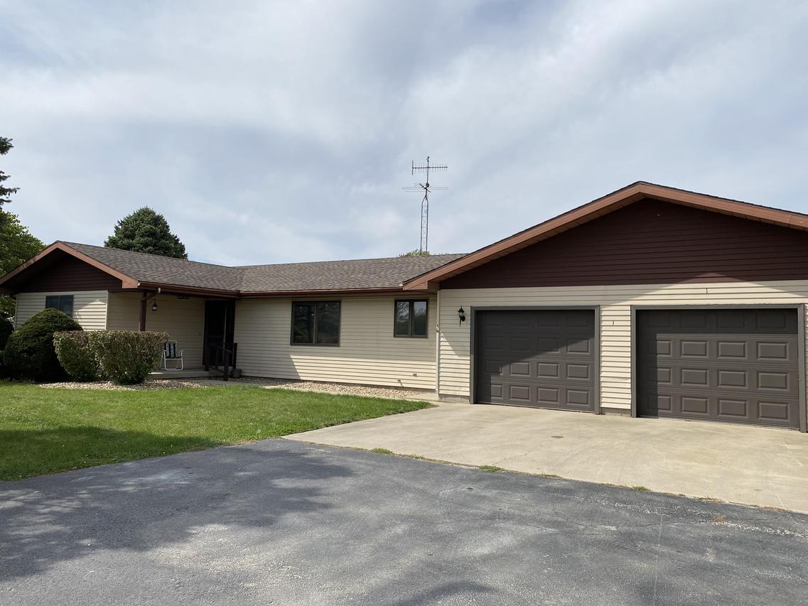 1 Country Ln., Atlanta, IL 61723