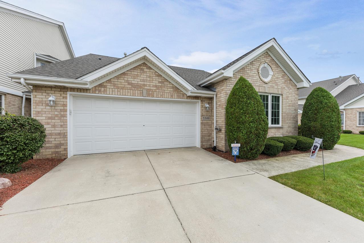5509 Foxwoods Dr., Oak Lawn, IL 60453