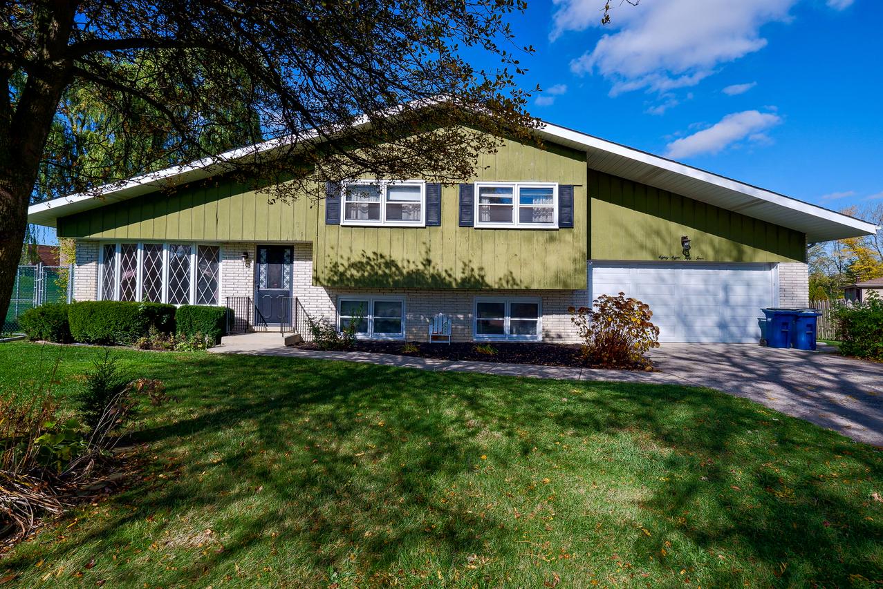 8854 W 97th Pl., Palos Hills, IL 60465