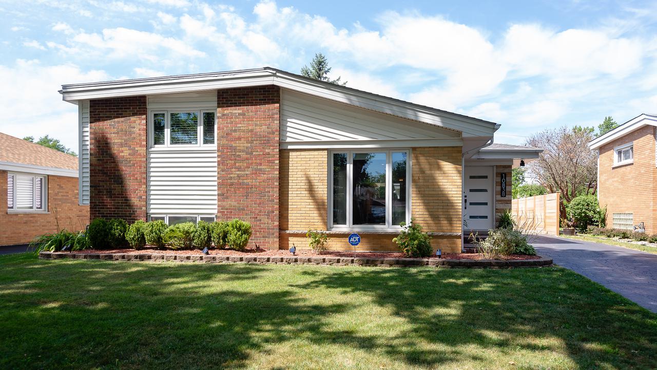 10838 Hastings St., Westchester, IL 60154