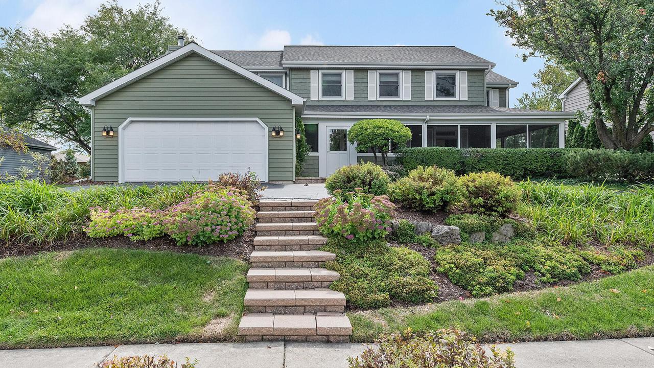 129 Hill Rd., Willowbrook, IL 60527