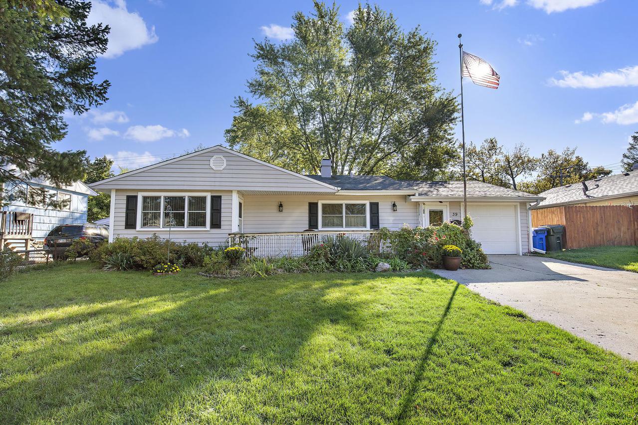 39 Hickory Dr., Carpentersville, IL 60110