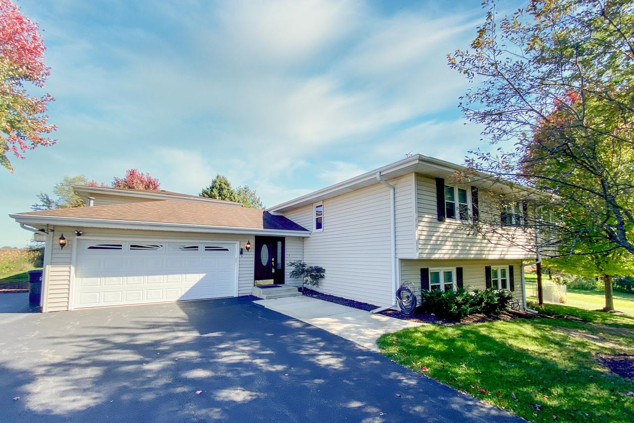 5747 Gray Eagle Rd., Roscoe, IL 61073