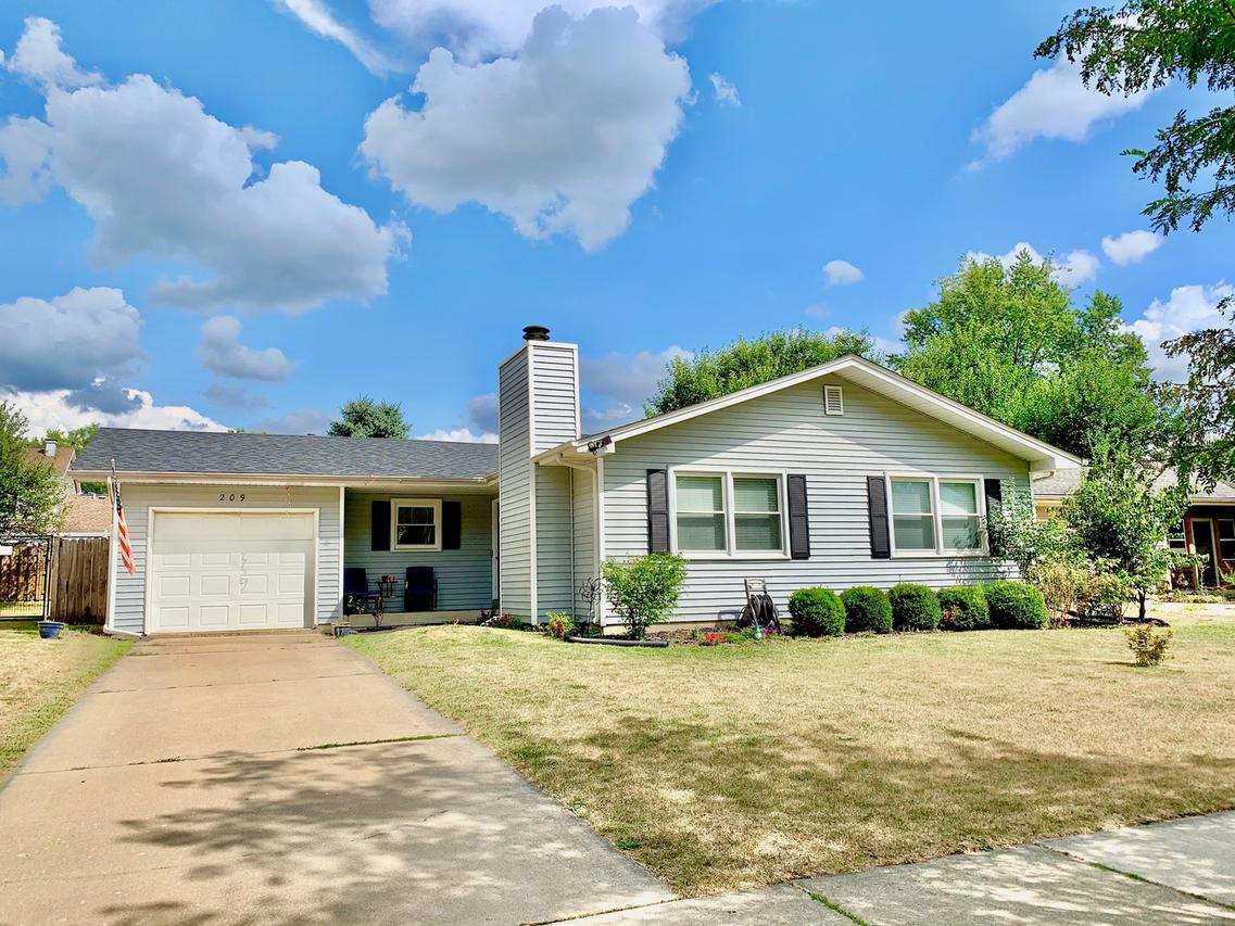 209 Larchwood Ln., North Aurora, IL 60542