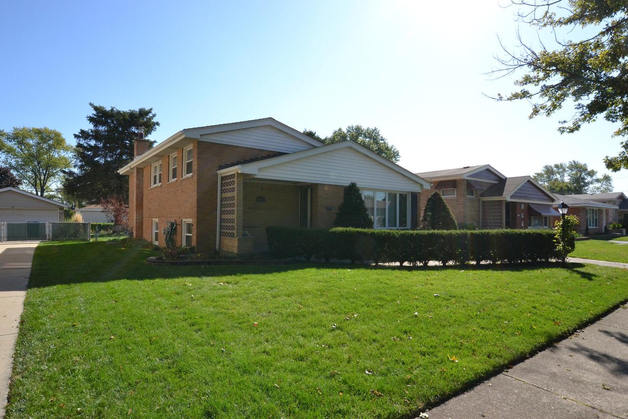 9821 S Kenton Ave., Oak Lawn, IL 60453