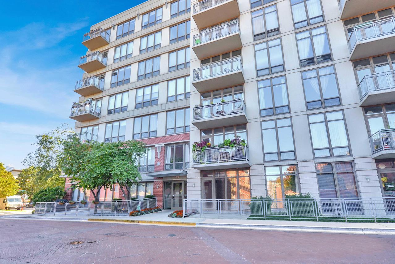 1000 N Kingsbury St. #107, Chicago, IL 60610