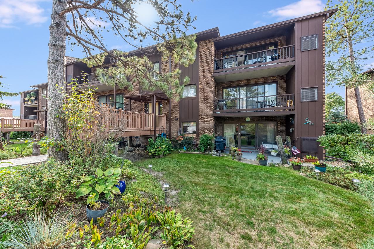 65 Pier Dr. #102, Westmont, IL 60559