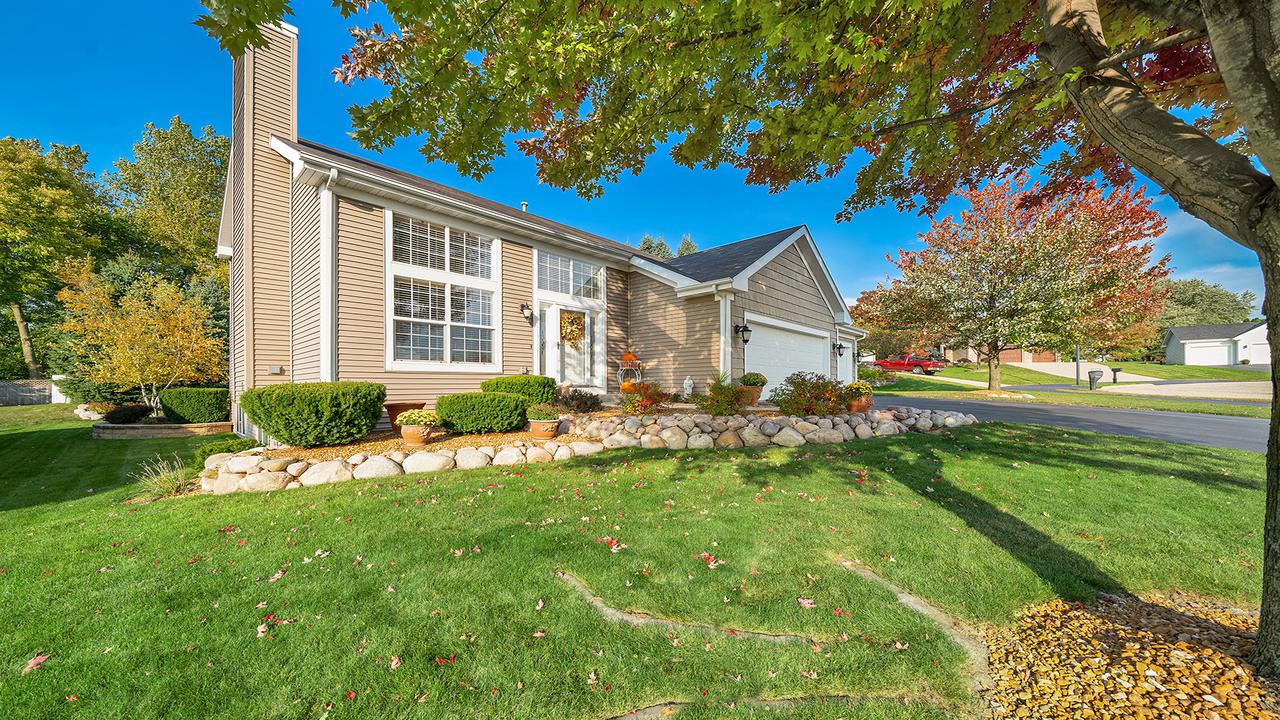 5696 Montadale Dr., Roscoe, IL 61073