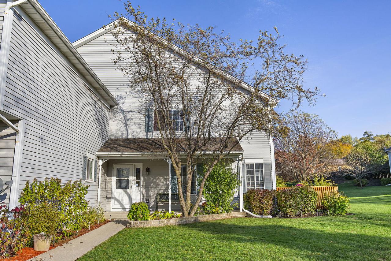 202 Village Creek Dr., Lake In The Hills, IL 60156