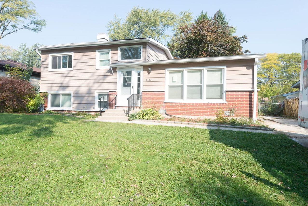 2104 Edgewood Rd., Waukegan, IL 60087