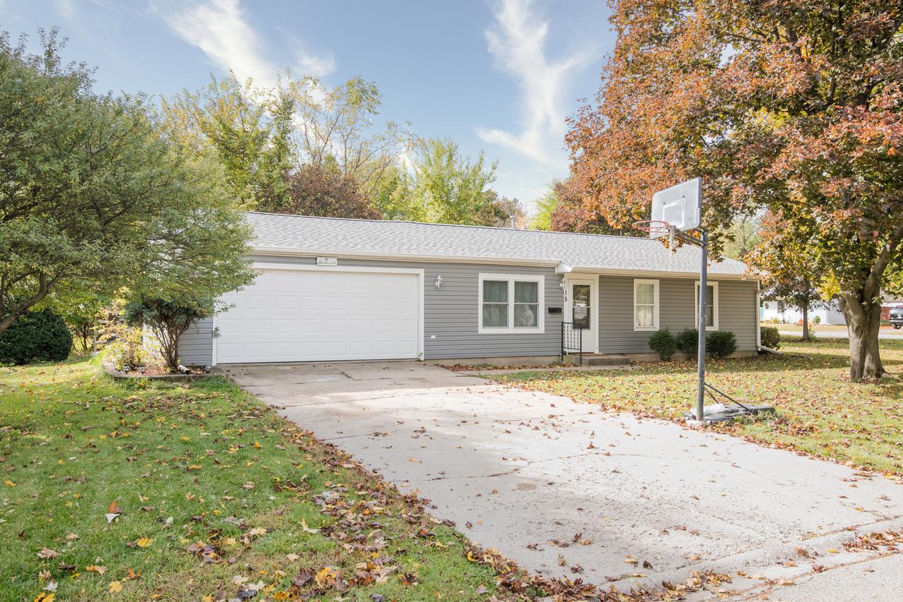15 Sweetbriar Ct., South Elgin, IL 60177