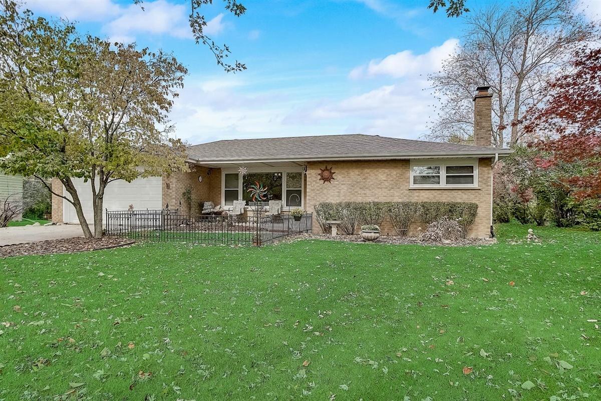 726 Crest Ave., Schaumburg, IL 60193