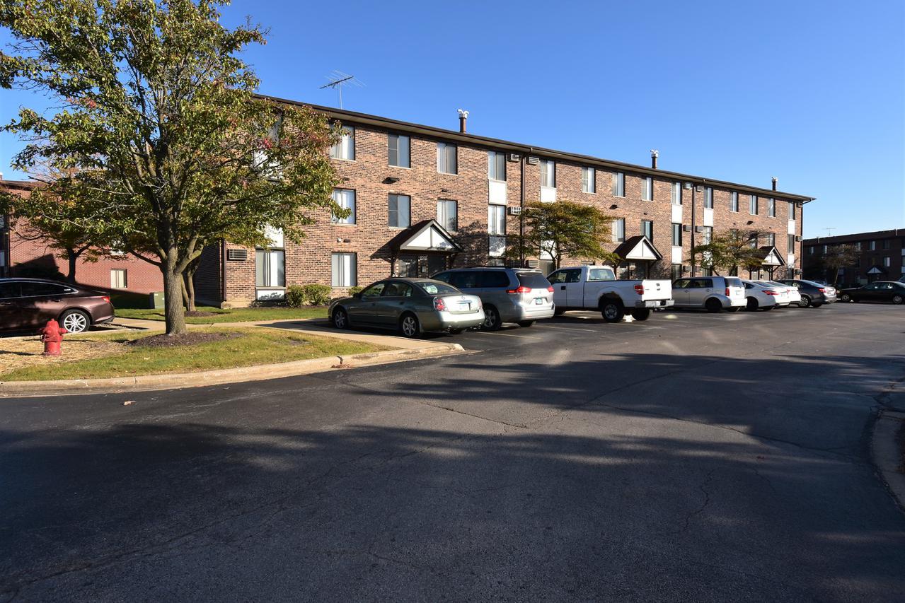 207 Gregory St. #17, Aurora, IL 60504