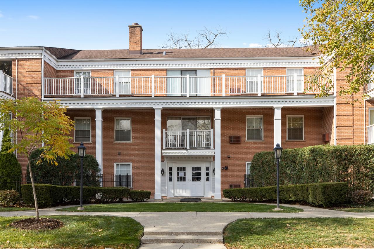 90 6th Ave. #207, La Grange, IL 60525