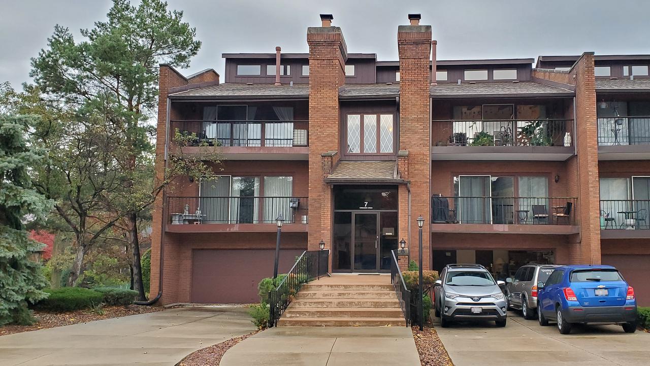 7 Cinnamon Creek Dr. #1S, Palos Hills, IL 60465