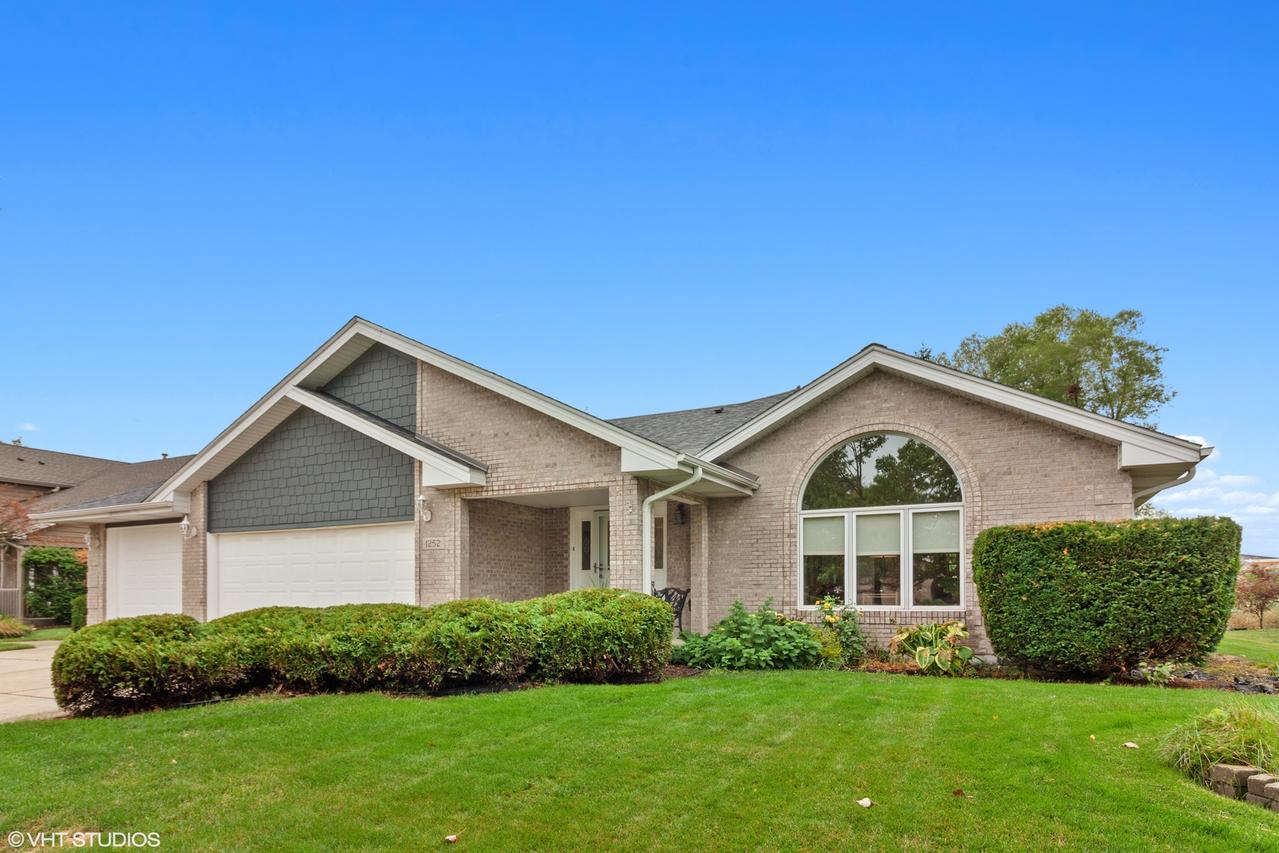 1252 Eagle Crest Dr., Lemont, IL 60439