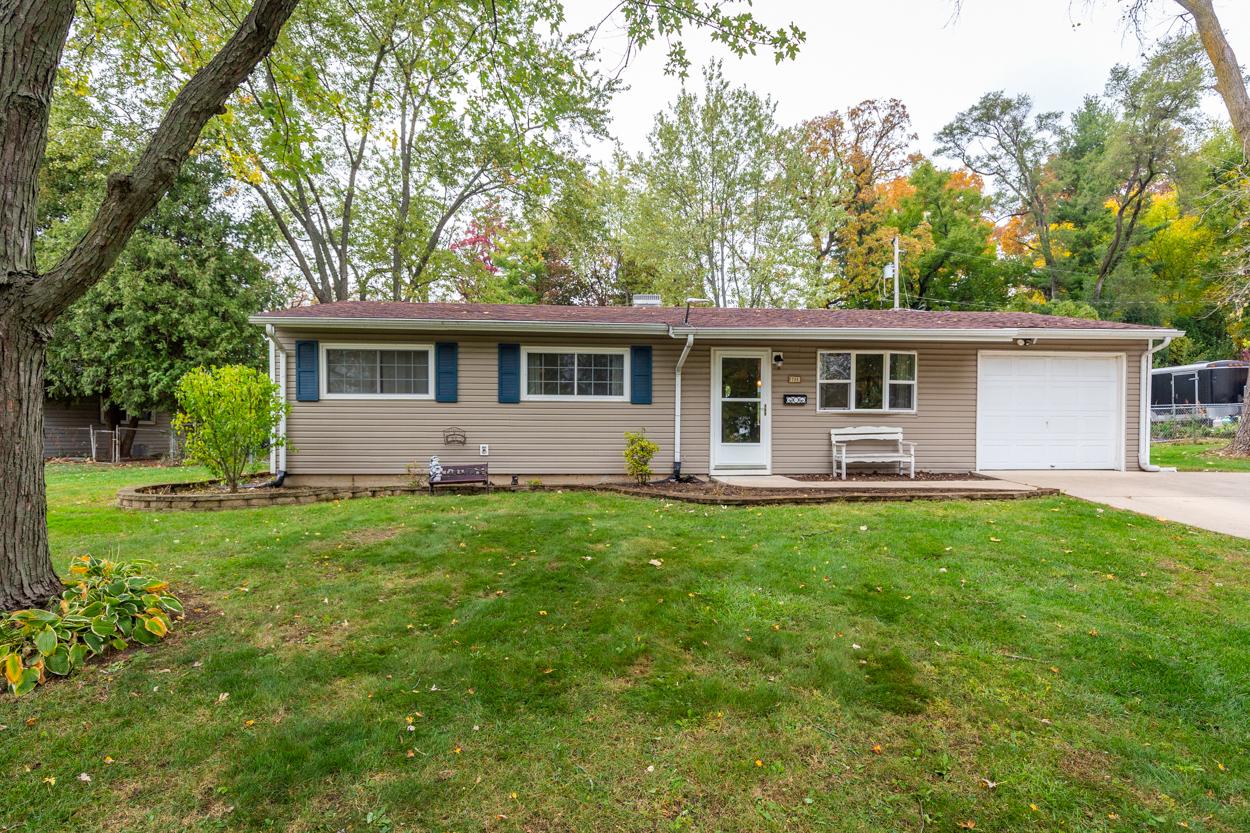 206 Greenbriar Ln., Streamwood, IL 60107