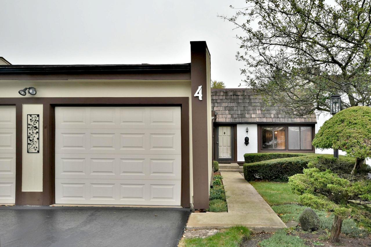 4 Sweetwood Ct., Indian Head Park, IL 60525