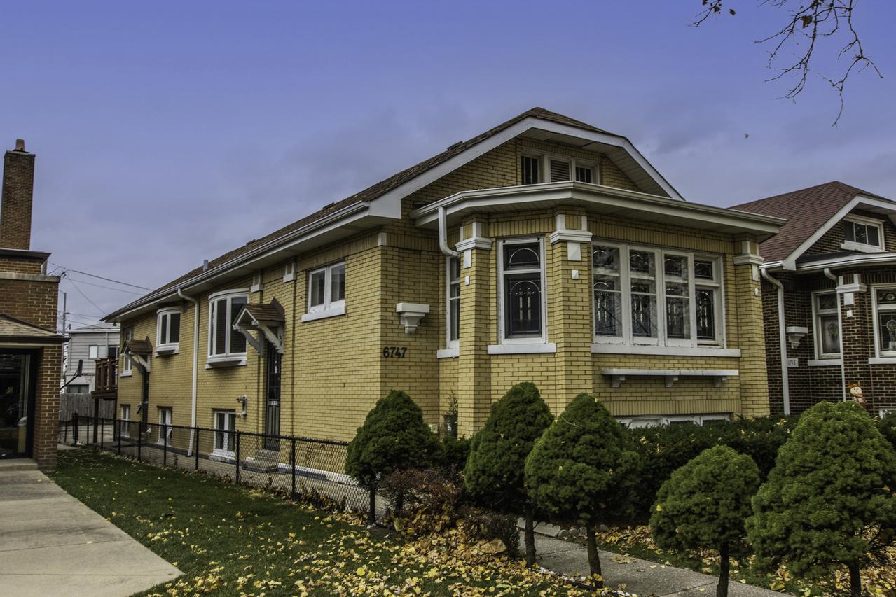 6747 Riverside Dr., Berwyn, IL 60402