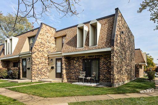 2026 Country Club Dr. #16-7F, Woodridge, IL 60517