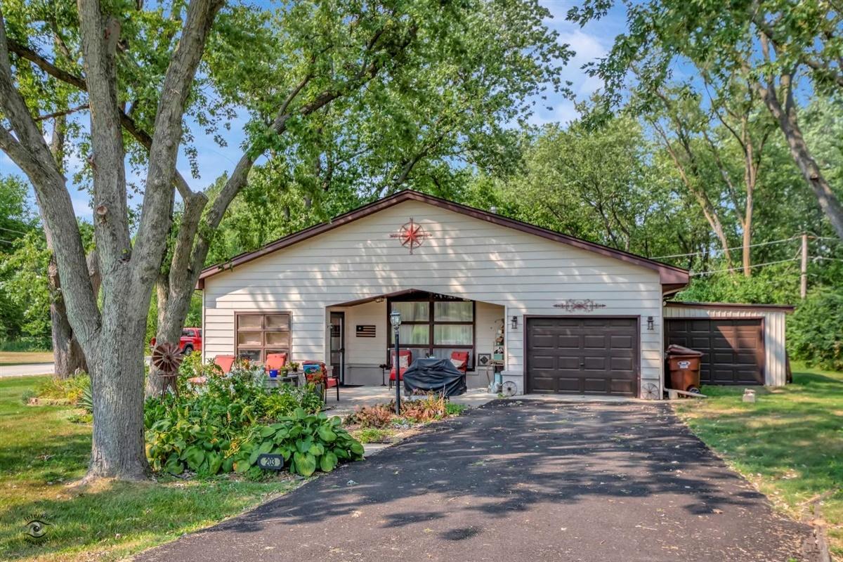 203 Redwood Ave., New Lenox, IL 60451