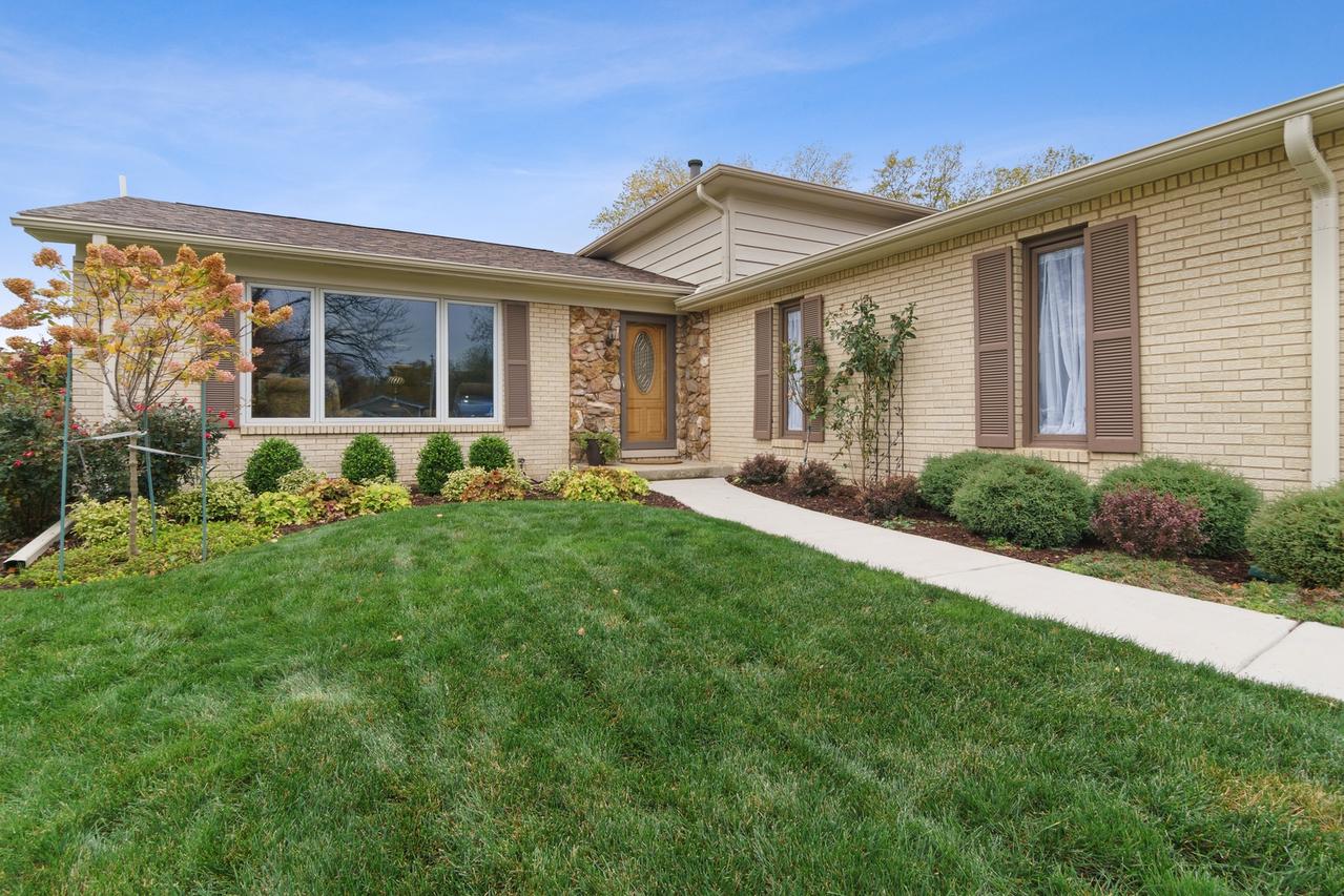 684 Crystal Ct., Schaumburg, IL 60193