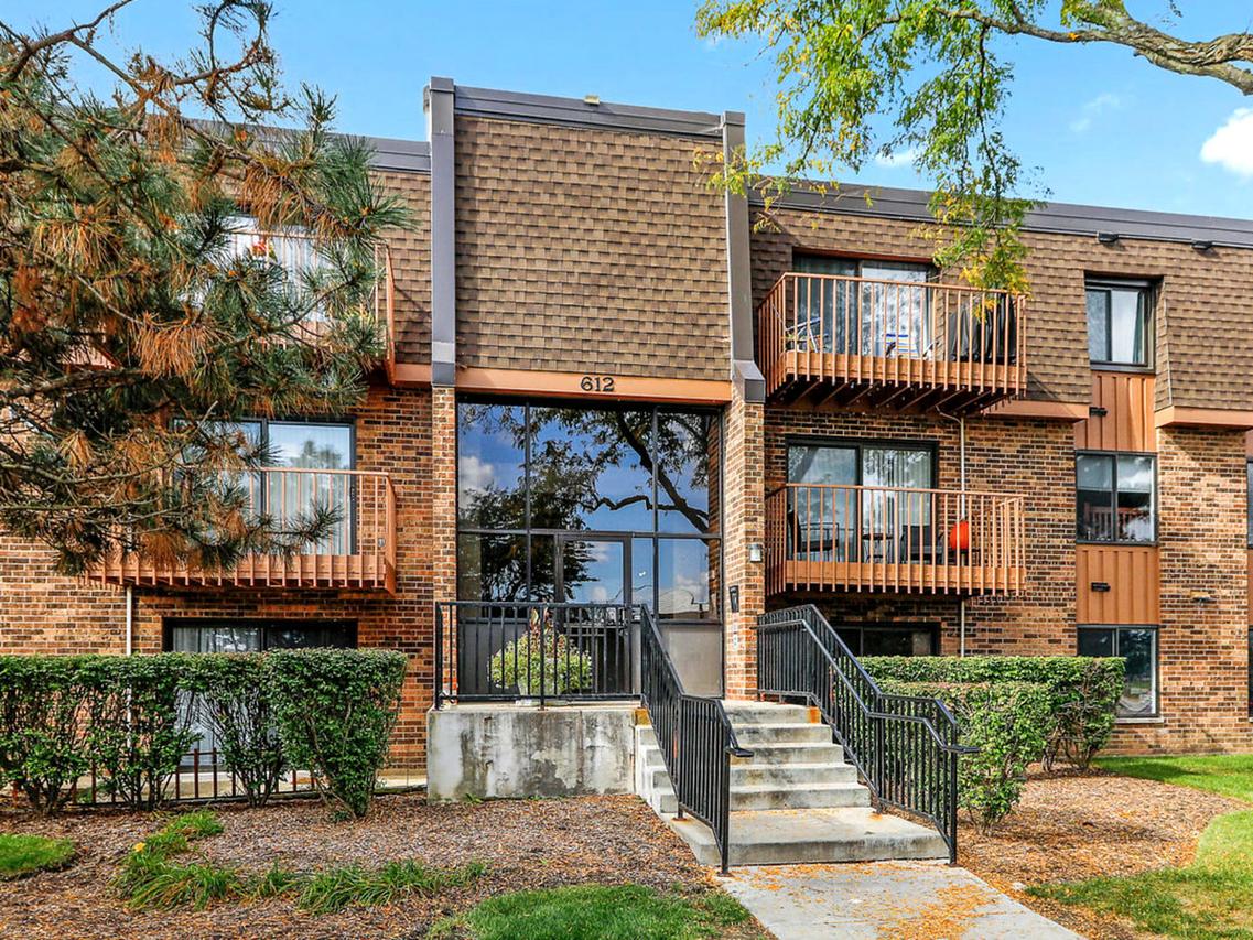 612 Waterford Dr. #1A, Schaumburg, IL 60133