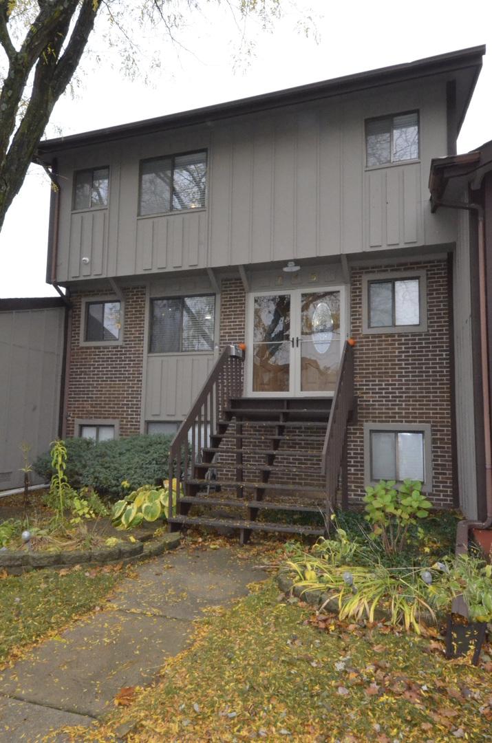 715 Circle Dr., Roselle, IL 60172