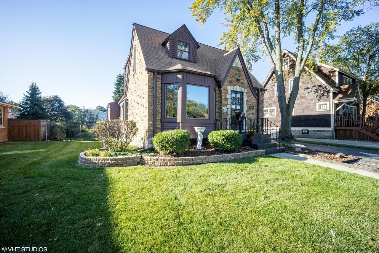 827 Rose Ave., Des Plaines, IL 60016