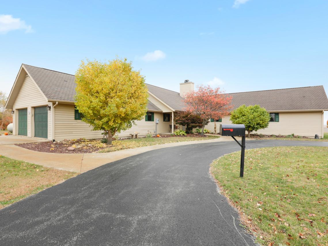 1152 E 1600 North Rd., Monticello, IL 61856