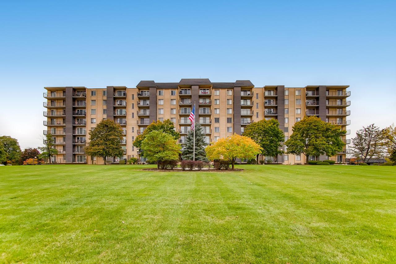 5400 Walnut Ave. #303, Downers Grove, IL 60515