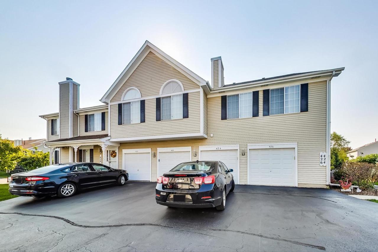 424 Sandhurst Ln., South Elgin, IL 60177