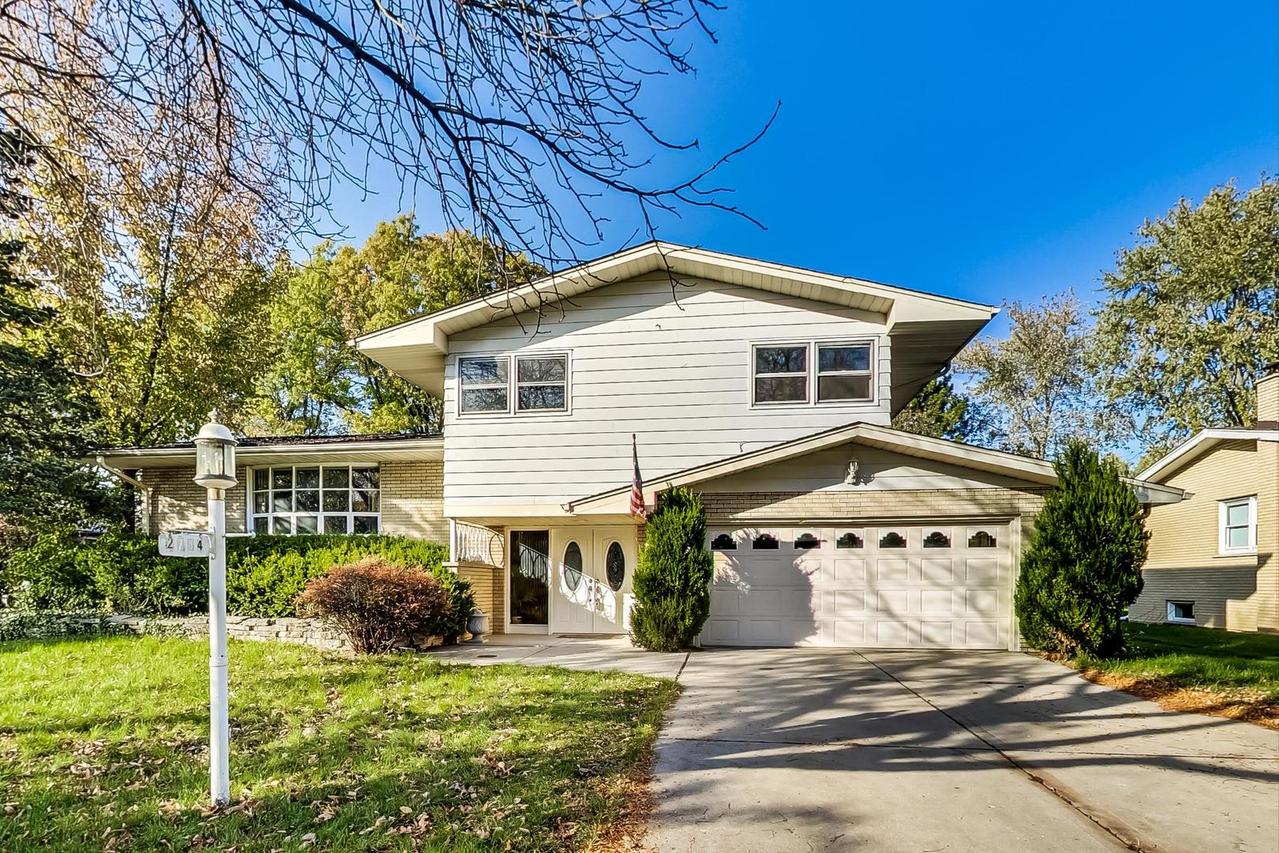 2714 S Briarwood Dr., Arlington Heights, IL 60005
