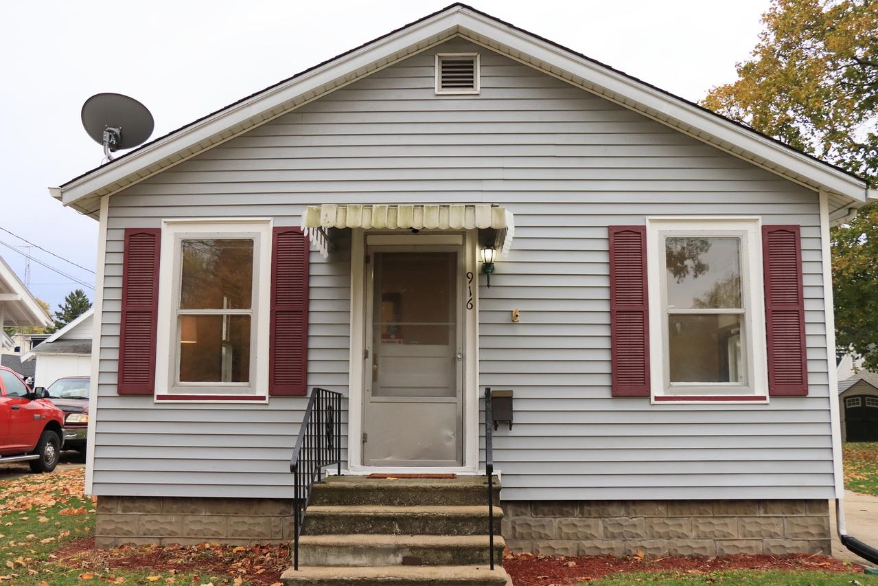 916 Charles St., Aurora, IL 60506