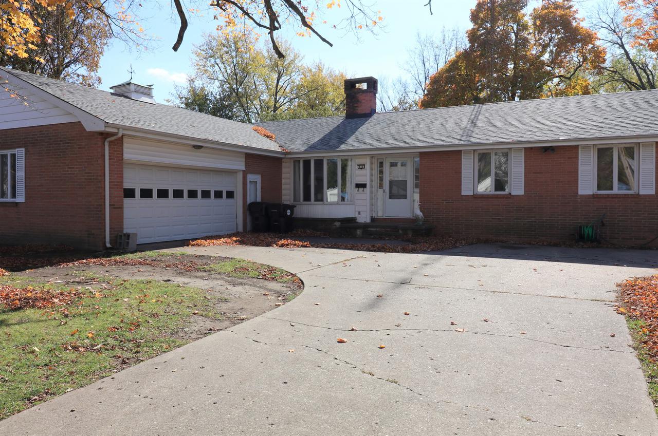 812 W Main St., Clinton, IL 61727
