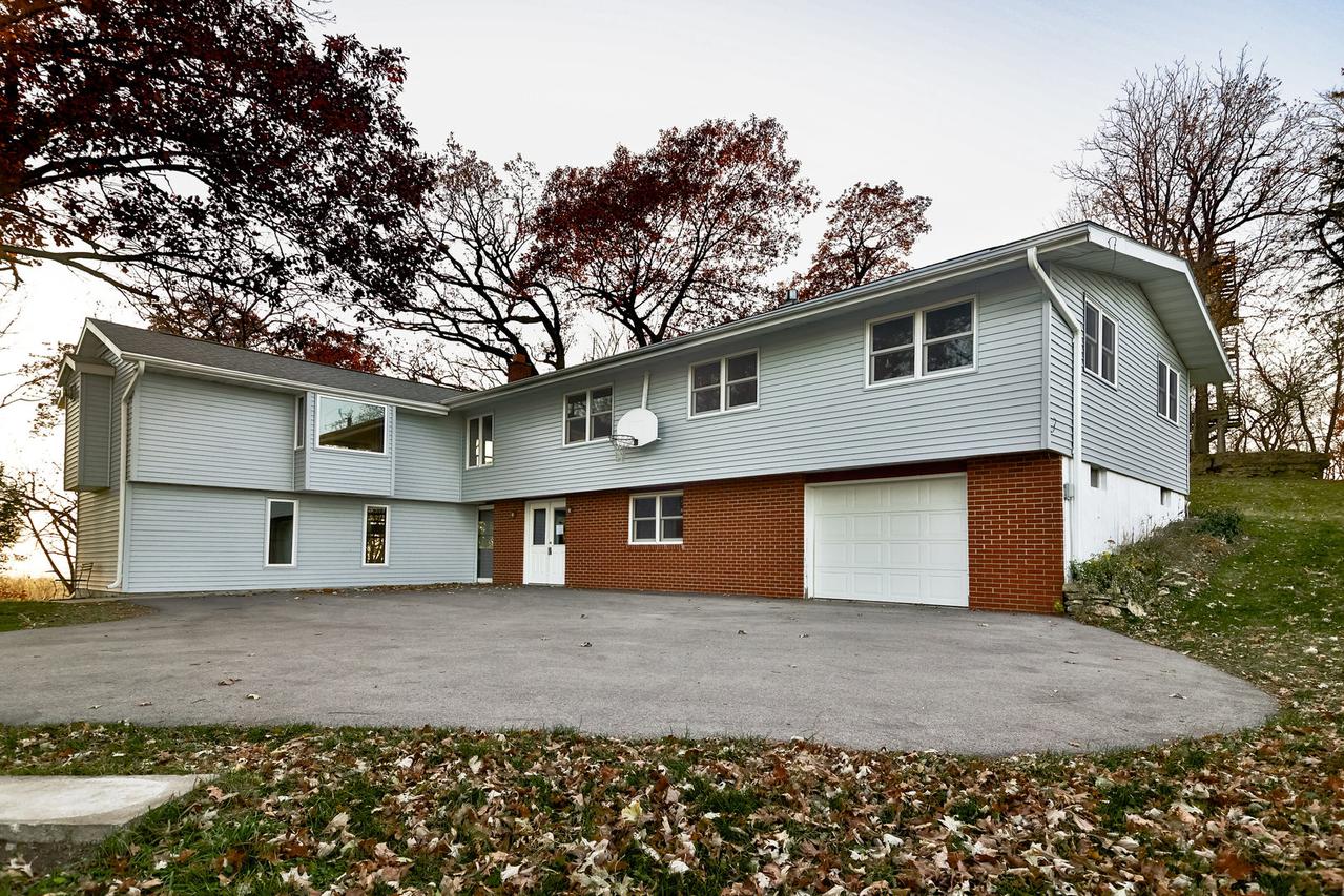 118 N Elizabeth Scales Mound Rd., Elizabeth, IL 61028