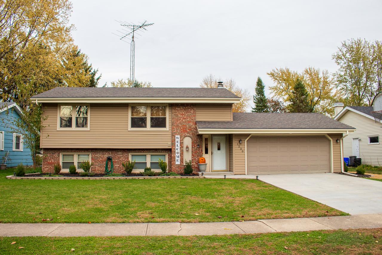 1230 Fieldcrest Dr., Rockford, IL 61108