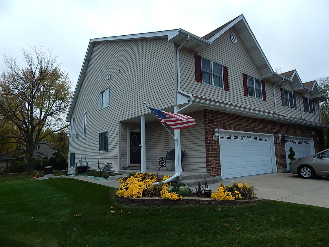 215 Lorien Ct., East Dundee, IL 60118