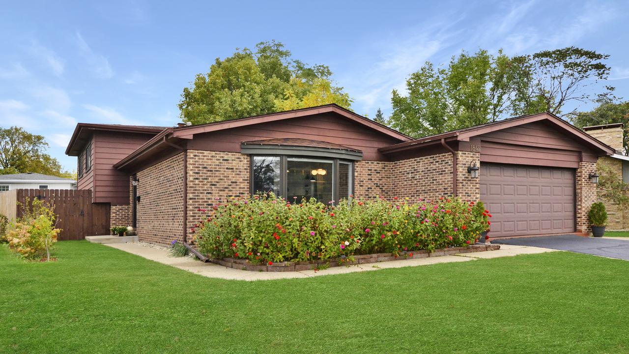 1842 Stewart Ave., Des Plaines, IL 60018
