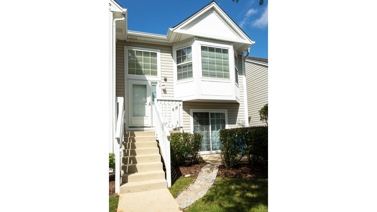 216 Hidden Creek Ln., North Aurora, IL 60542