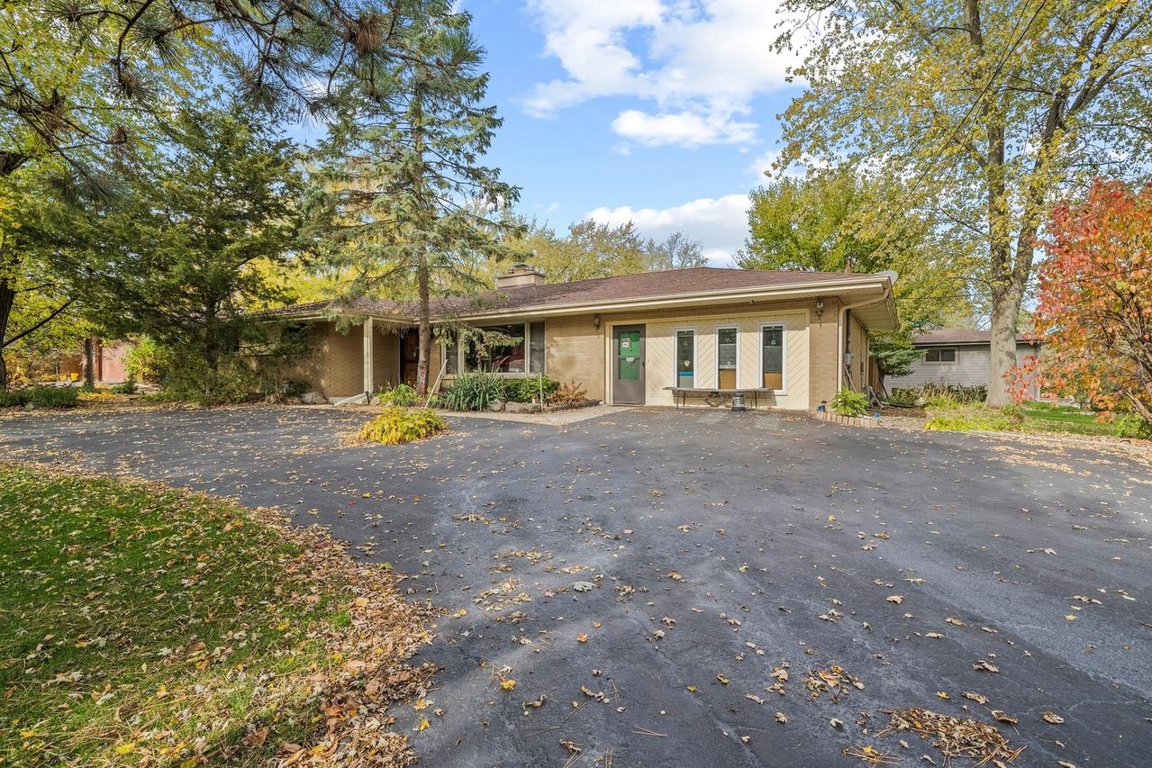25W534 Webster Ave., Roselle, IL 60172