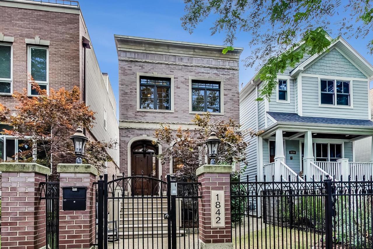 1842 W Nelson St., Chicago, IL 60657