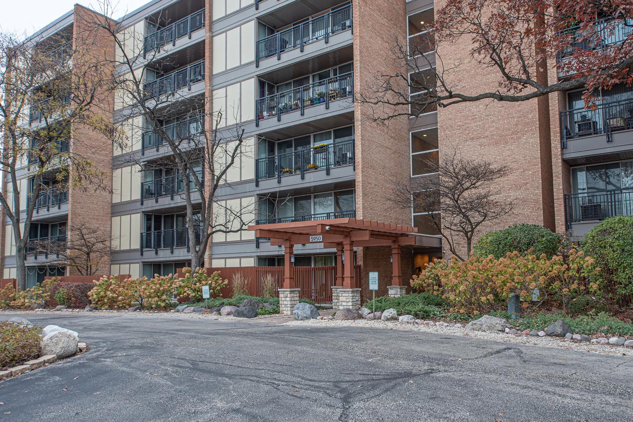 5950 Oakwood Dr. #2L, Lisle, IL 60532