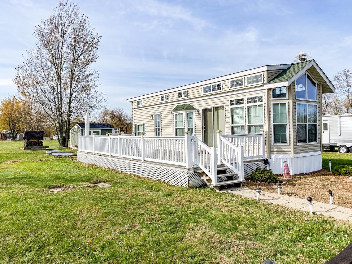 25-116 Woodhaven Dr., Sublette, IL 61367
