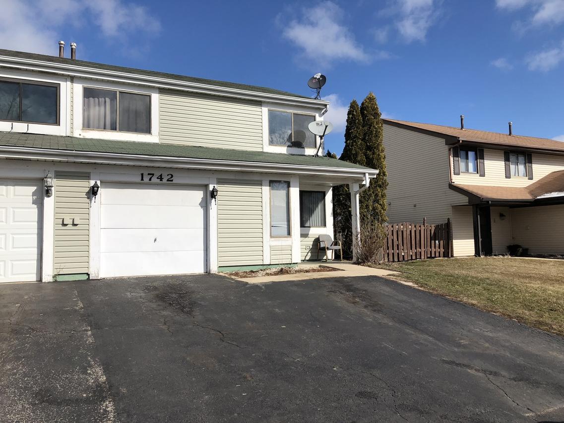 1742 De Forest Ln., Hanover Park, IL 60133