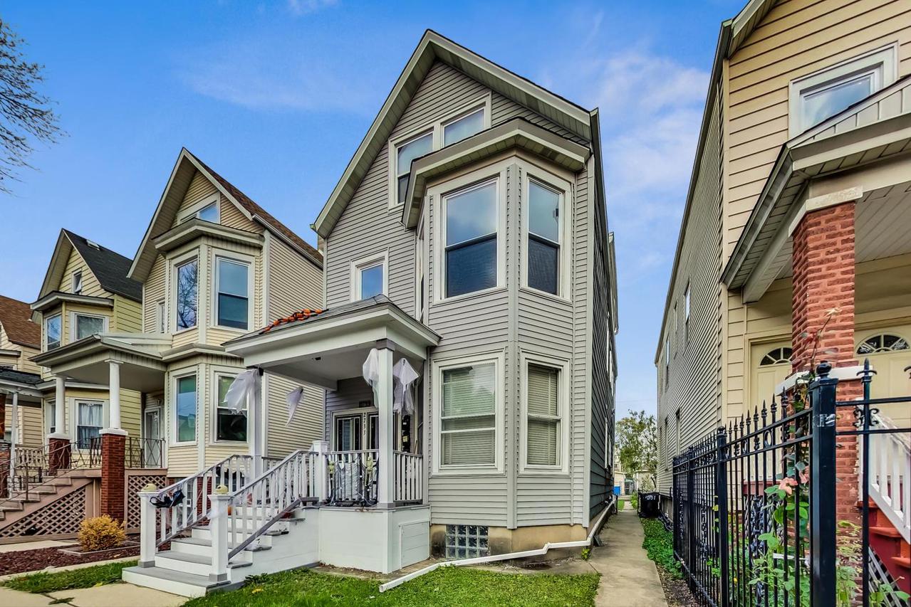 2733 N Ridgeway Ave., Chicago, IL 60647