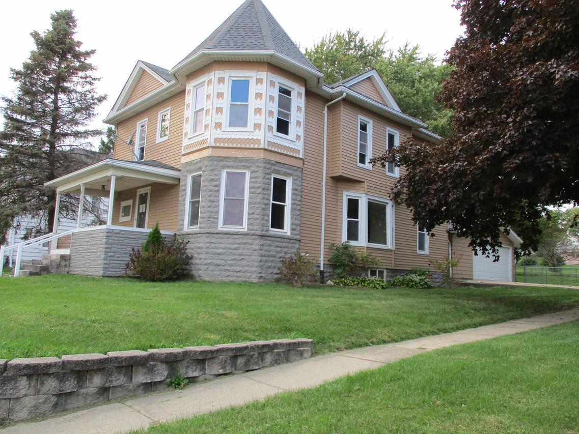 910 N 1st St., Ashton, IL 61006